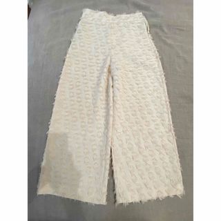 ザラ(ZARA)の【ZARA ワイドパンツ】孔雀柄　パーティー　クリーム　白　アイボリー(カジュアルパンツ)