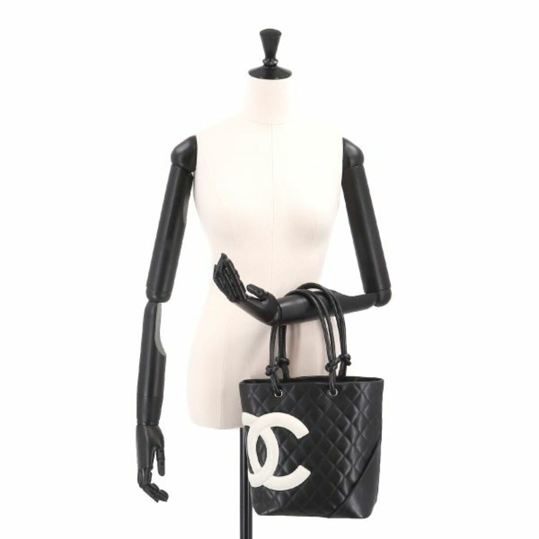 CHANEL(シャネル)の新品同様 シャネル CHANEL カンボンライン ミディアム トート バッグ レザー ブラック ホワイト A25167 シルバー 金具 VLP 90205266 レディースのバッグ(トートバッグ)の商品写真