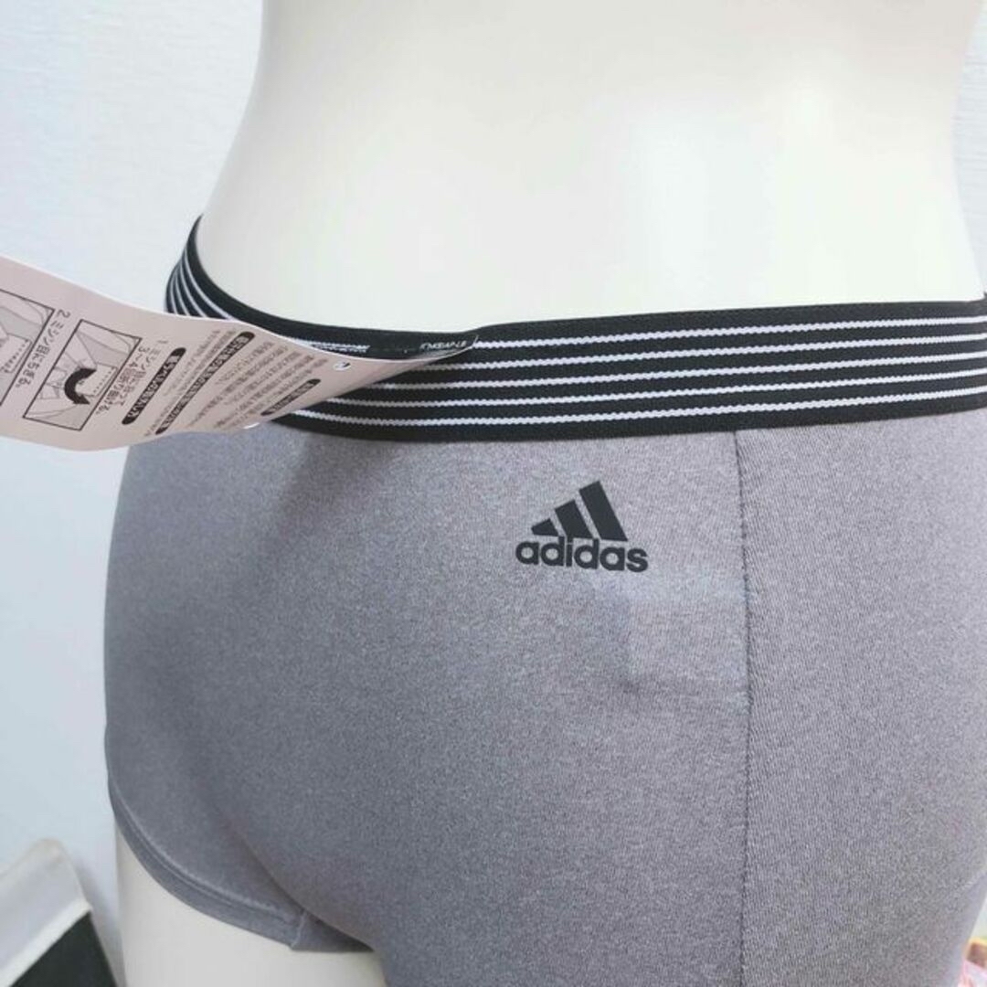 adidas(アディダス)の新品　M グレー　アディダス ブラ　ショーツ　ハーフトップ　スポーツブラ スポーツ/アウトドアのトレーニング/エクササイズ(トレーニング用品)の商品写真