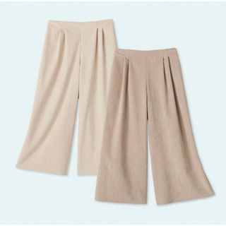 フォクシー(FOXEY)のフォクシー《Daisy Suede Pants》デイジーベージュ　40(クロップドパンツ)