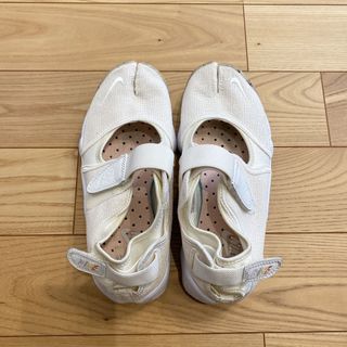 ナイキ エアリフト（ベージュ系）の通販 400点以上 | NIKEを買うならラクマ