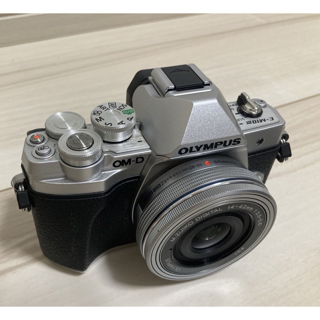 OLYMPUS(オリンパス)のOLYMPUS 一眼カメラ OM-D E-M10 Mark 3  スマホ/家電/カメラのカメラ(ミラーレス一眼)の商品写真