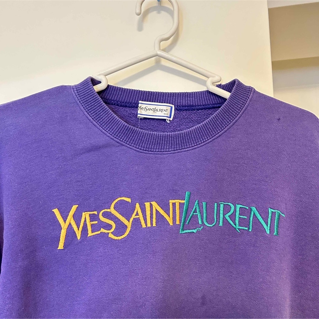 Yves Saint Laurent(イヴサンローラン)の古着　90s イヴ サンローラン デカロゴスウェット 刺繍 ヴィンテージ　紫　M レディースのトップス(トレーナー/スウェット)の商品写真