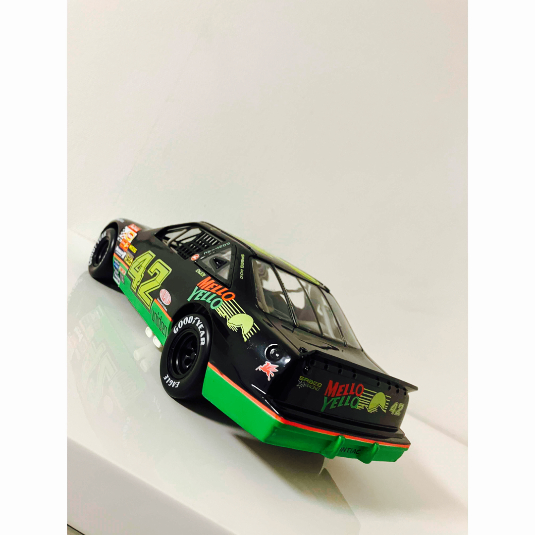 NASCAR(ナスカー) メローイエロー ストックカー 1/18 ミニカー
