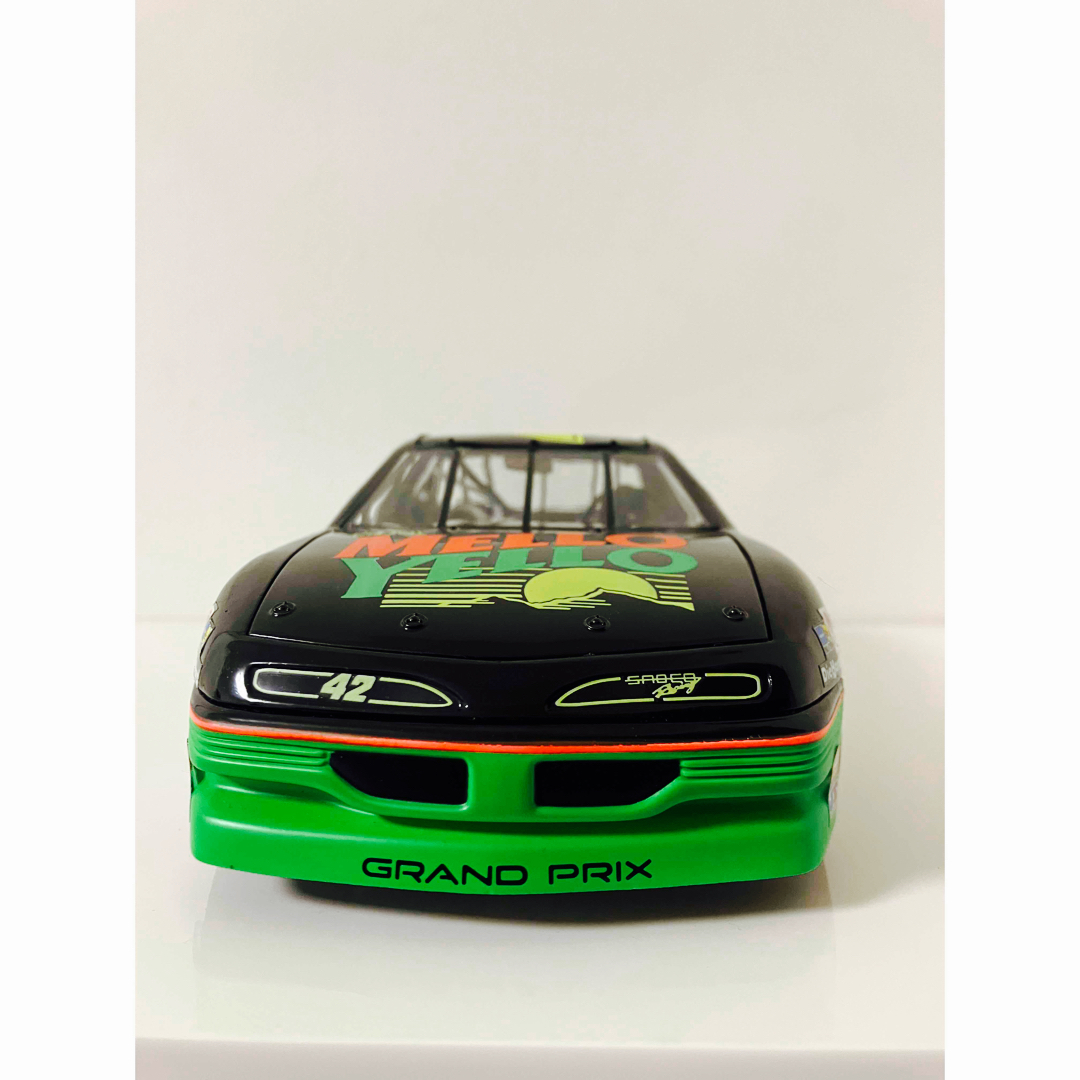 NASCAR(ナスカー) メローイエロー ストックカー 1/18 ミニカー
