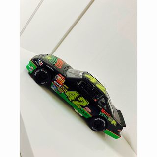 NASCAR（ナスカー) メローイエロー ストックカー 1/18 ミニカー (ミニカー)