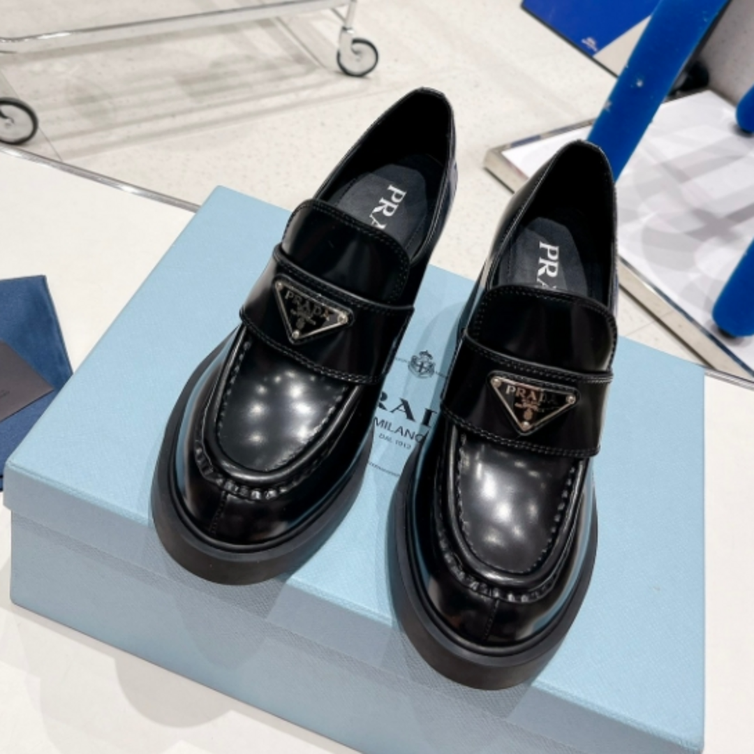 PRADA スタッズ　ローファー