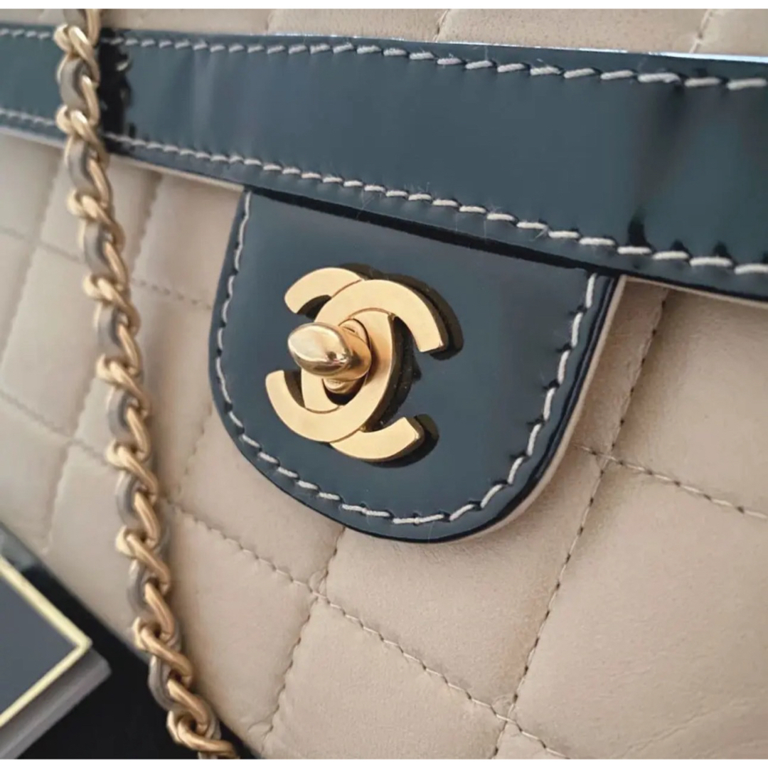 CHANEL(シャネル)のCHANEL ショルダーバッグ　チョコバー　マトラッセ　マドモアゼル　バイカラー レディースのバッグ(ショルダーバッグ)の商品写真