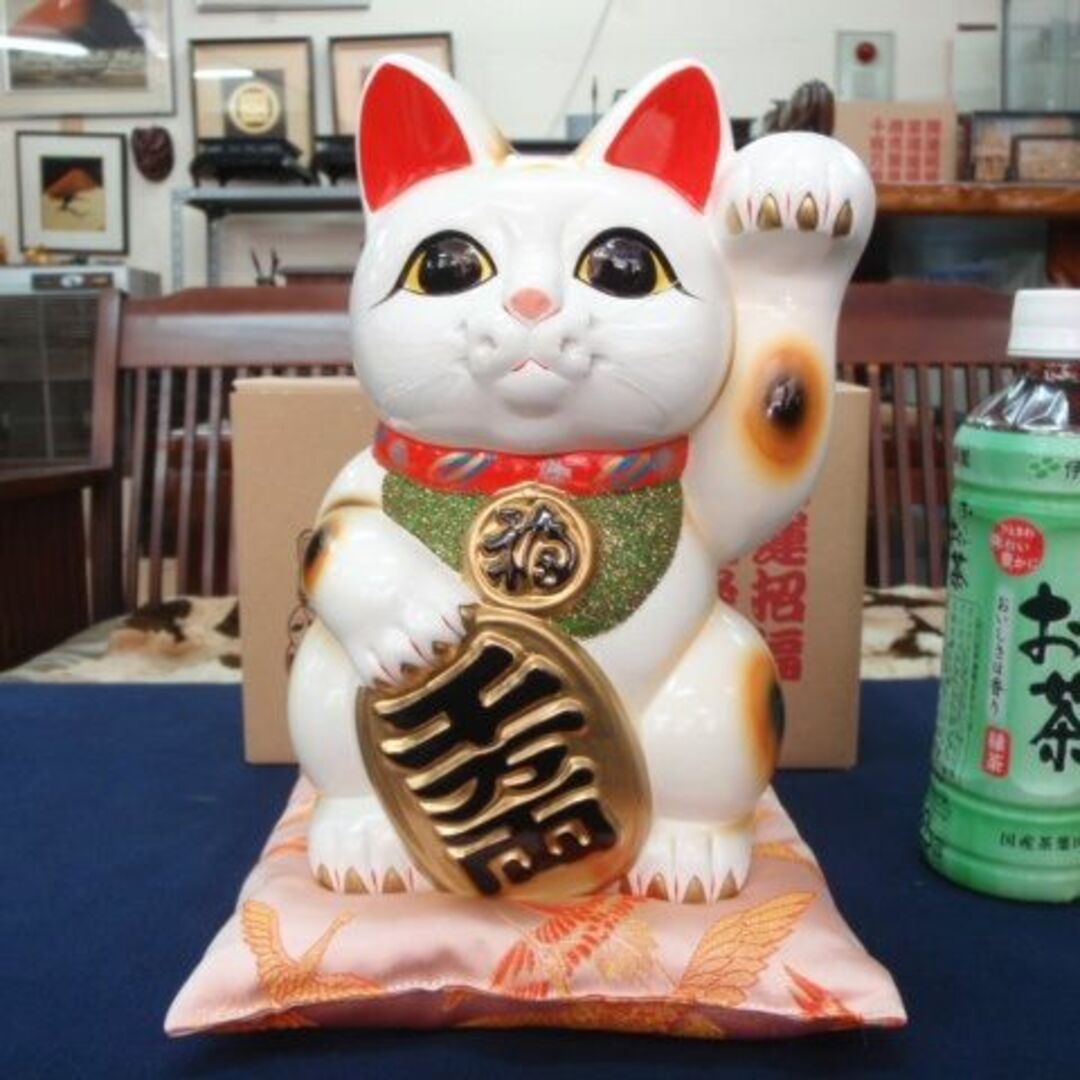 インテリア小物布団付♪新品！高さ26cm♪国産 常滑焼 招き猫 商売繁盛 貯金箱/黒、特大あり