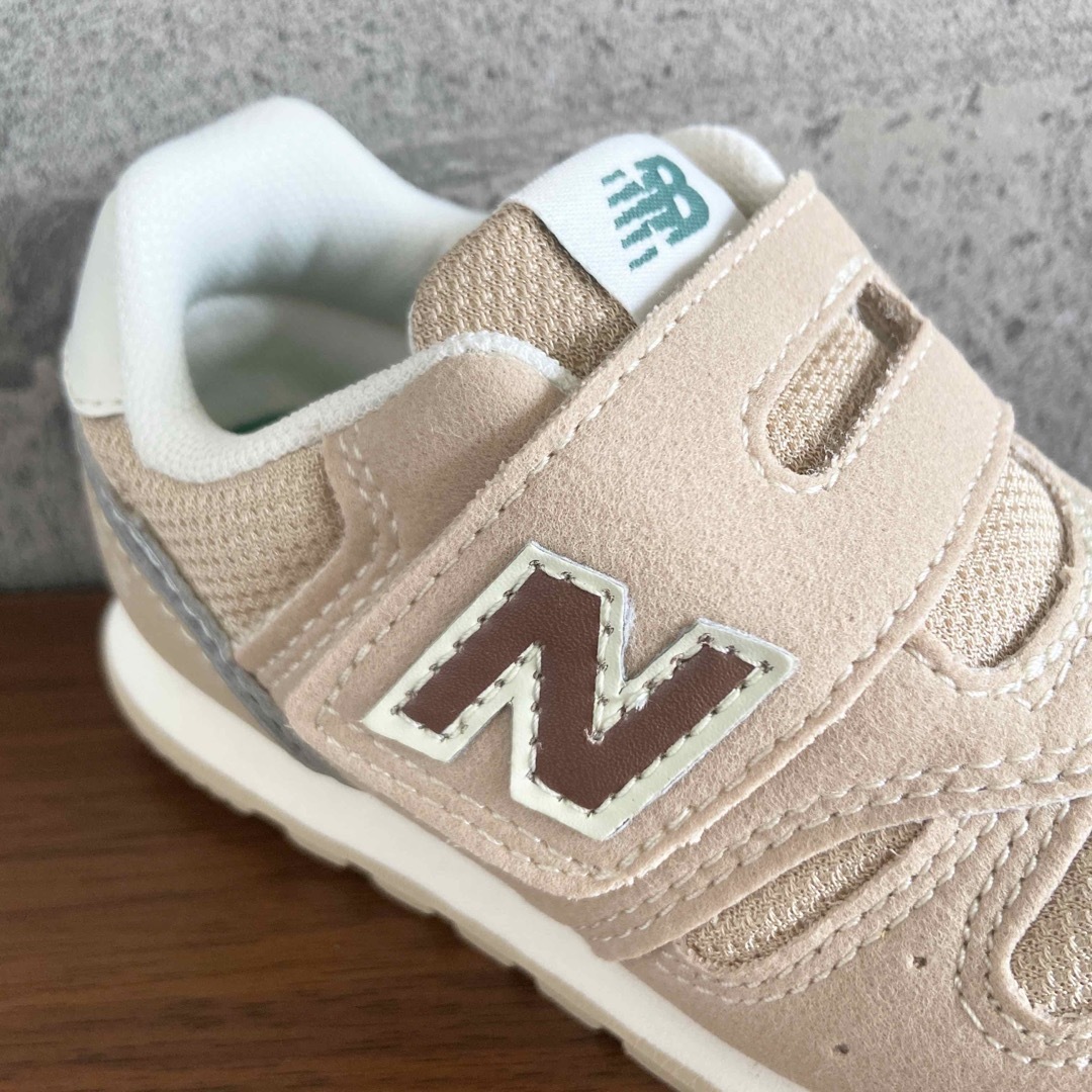 New Balance(ニューバランス)の【新品】16.5センチ ベージュ×ブラウン ニューバランス スニーカー キッズ キッズ/ベビー/マタニティのキッズ靴/シューズ(15cm~)(スニーカー)の商品写真