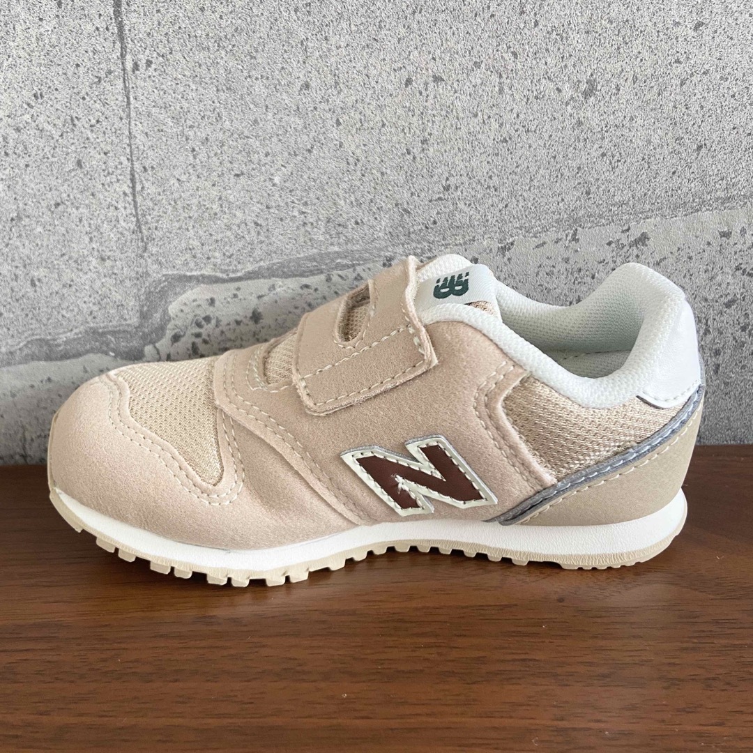 New Balance(ニューバランス)の【新品】16.5センチ ベージュ×ブラウン ニューバランス スニーカー キッズ キッズ/ベビー/マタニティのキッズ靴/シューズ(15cm~)(スニーカー)の商品写真