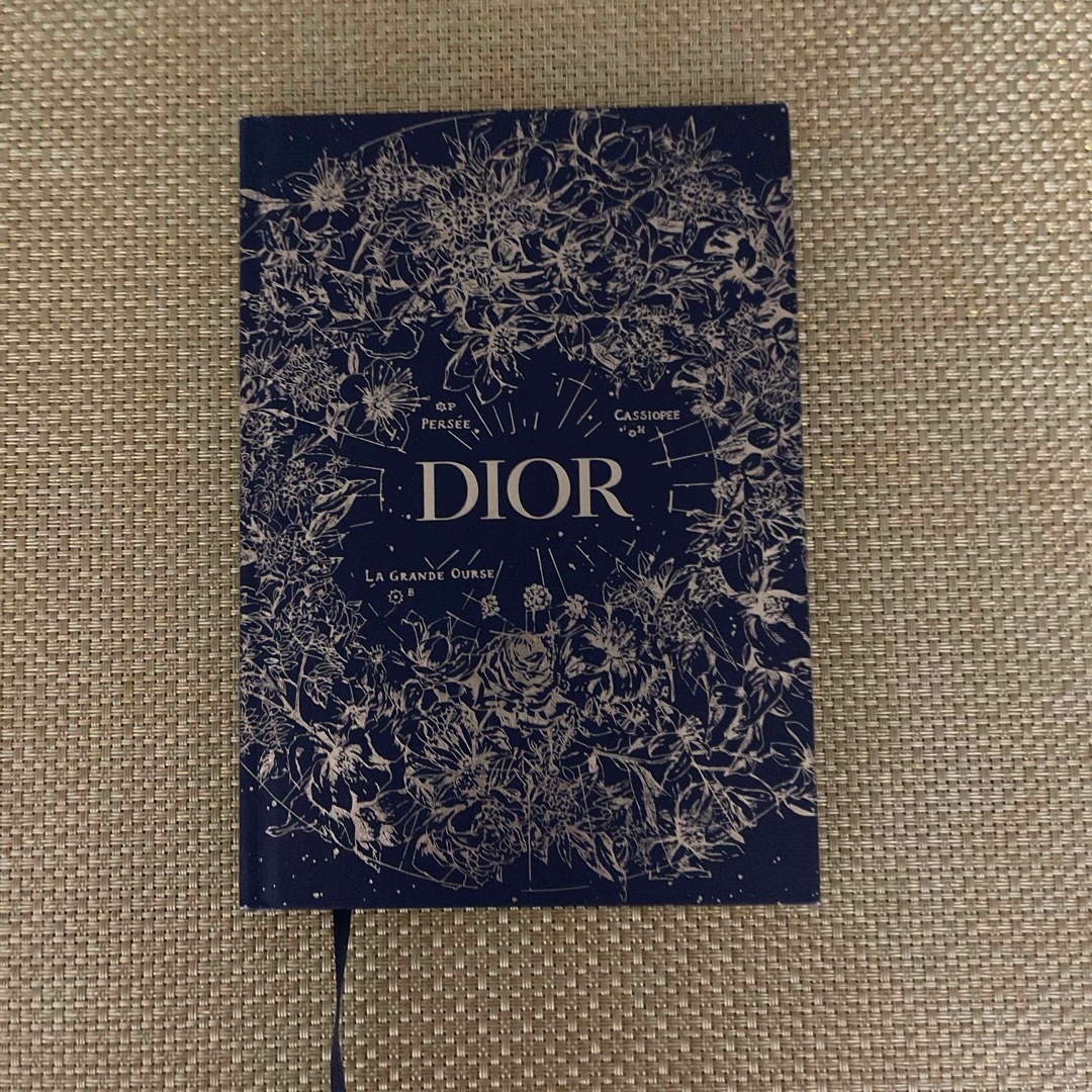 Christian Dior(クリスチャンディオール)のDIOR ノートとバッチ景品 コスメ/美容のベースメイク/化粧品(その他)の商品写真