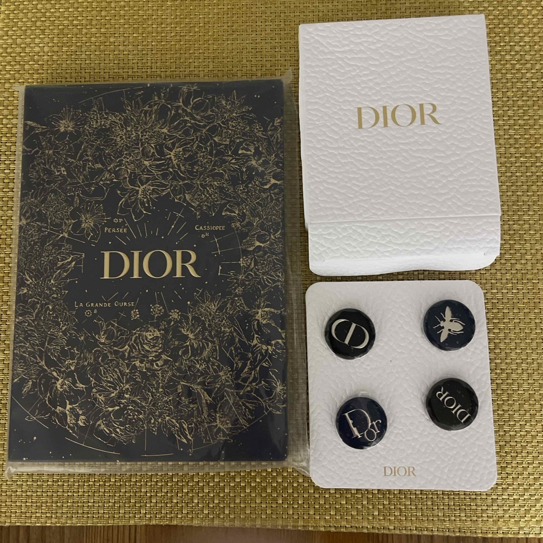 Christian Dior(クリスチャンディオール)のDIOR ノートとバッチ景品 コスメ/美容のベースメイク/化粧品(その他)の商品写真