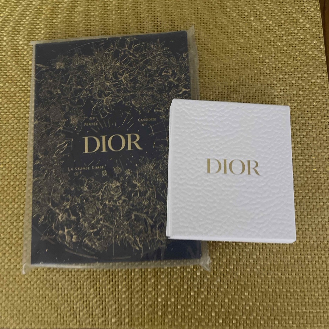 Christian Dior(クリスチャンディオール)のDIOR ノートとバッチ景品 コスメ/美容のベースメイク/化粧品(その他)の商品写真