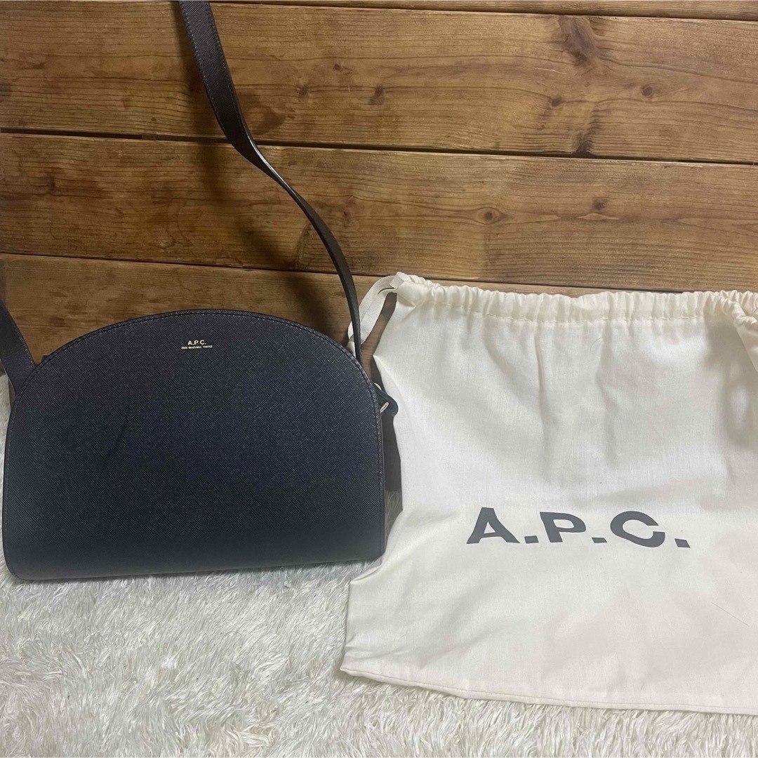 A.P.C ハーフムーンバッグ 黒 エンボス加工