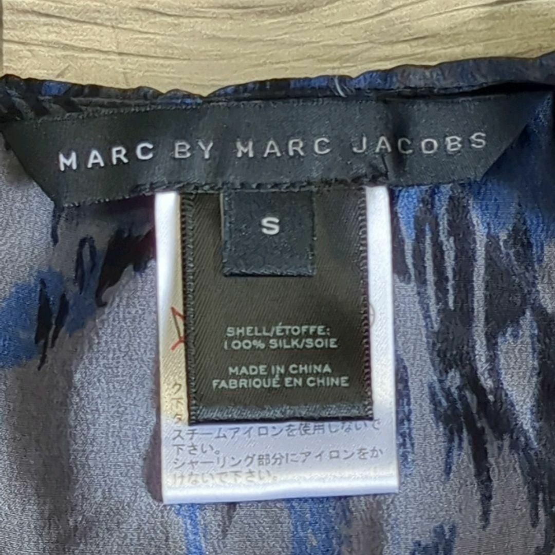 MARC BY MARC JACOBS(マークバイマークジェイコブス)の【値下げ】小さいサイズ　シルク100%　ノースリーブワンピース　ネイビー系　S レディースのワンピース(ひざ丈ワンピース)の商品写真