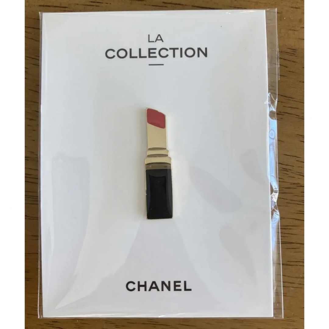 CHANEL(シャネル)の新品未開封品 シャネル ピンバッジ リップ 口紅 ノベルティー 非売品 レディースのアクセサリー(ブローチ/コサージュ)の商品写真