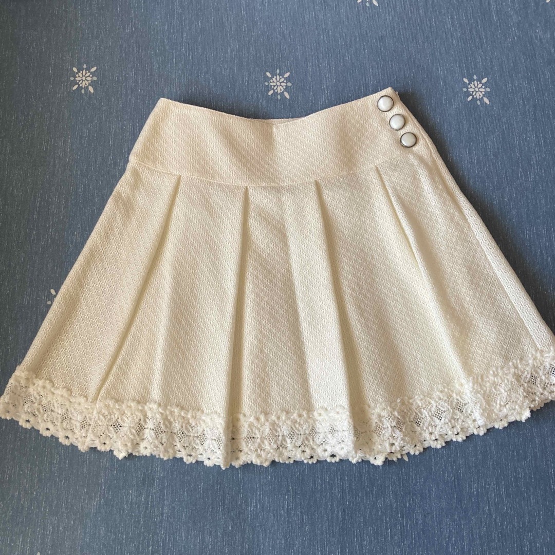 OFUON(オフオン)のホワイト　スカート　レース　裏地付き　ofuon sweet レディースのスカート(ひざ丈スカート)の商品写真