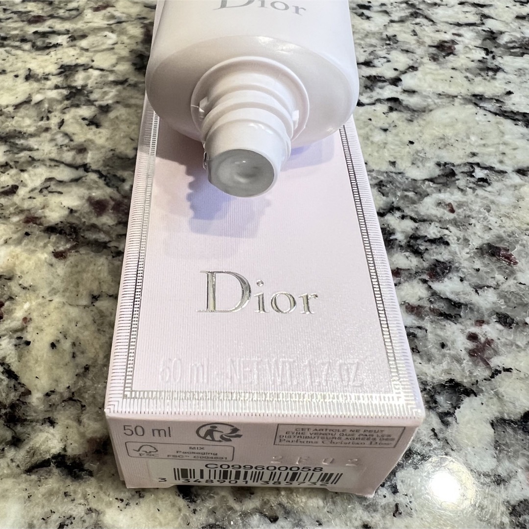 Christian Dior(クリスチャンディオール)のディオール　ハンドクリーム　新品未使用 コスメ/美容のボディケア(ハンドクリーム)の商品写真