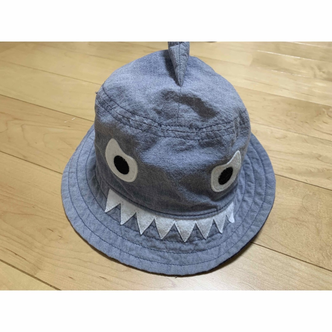 babyGAP(ベビーギャップ)の【babyGAP】シャンブレー サメ バケットハット  キッズ/ベビー/マタニティのこども用ファッション小物(帽子)の商品写真