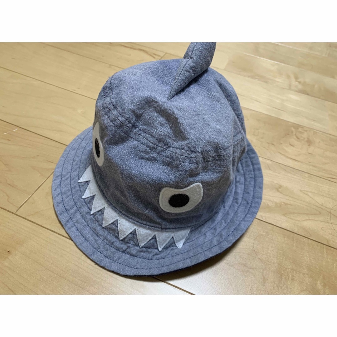 babyGAP(ベビーギャップ)の【babyGAP】シャンブレー サメ バケットハット  キッズ/ベビー/マタニティのこども用ファッション小物(帽子)の商品写真