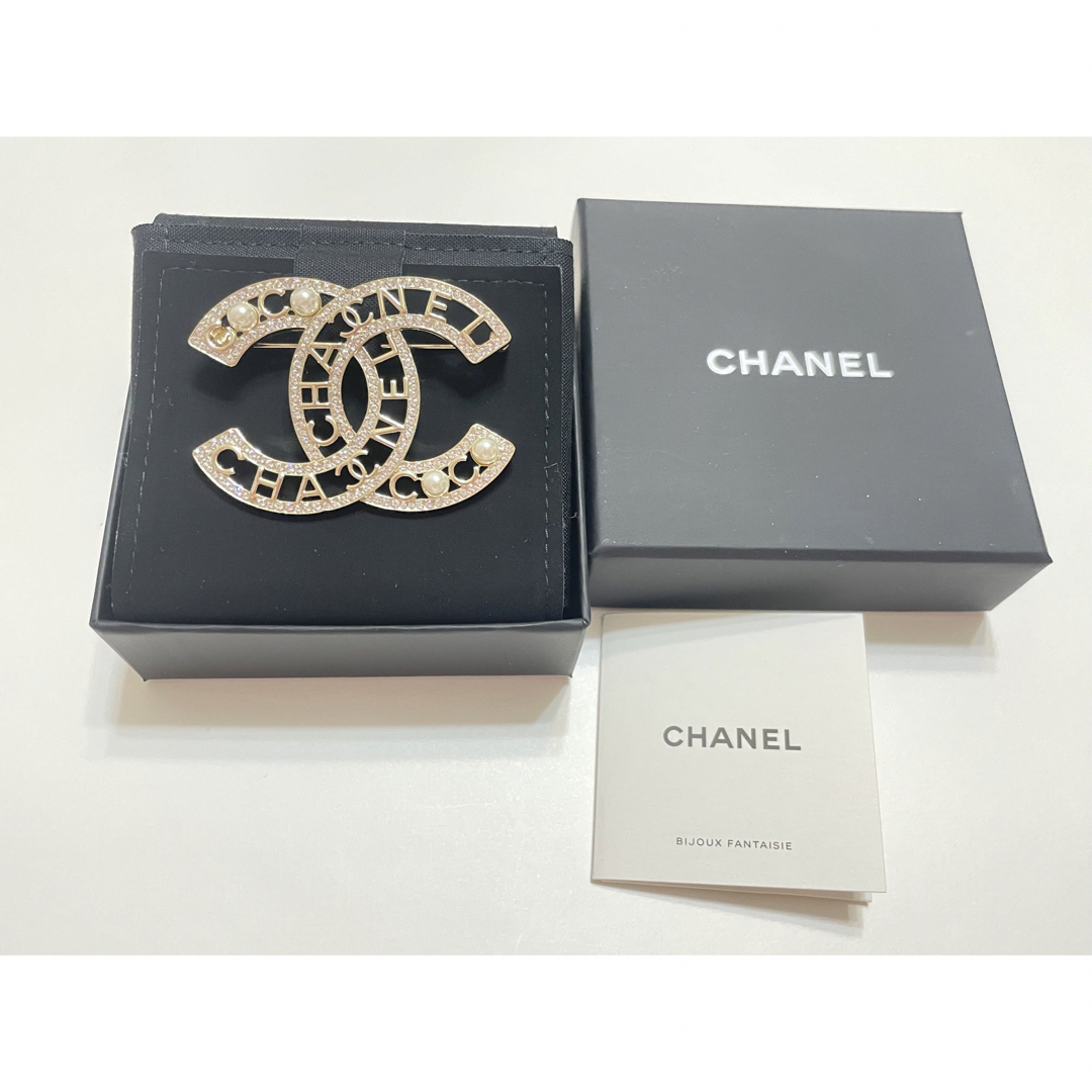 CHANEL(シャネル)のCHANEL シャネル　ココマーク　ブローチ　ゴールド　パール　新品　限定品 レディースのアクセサリー(ブローチ/コサージュ)の商品写真