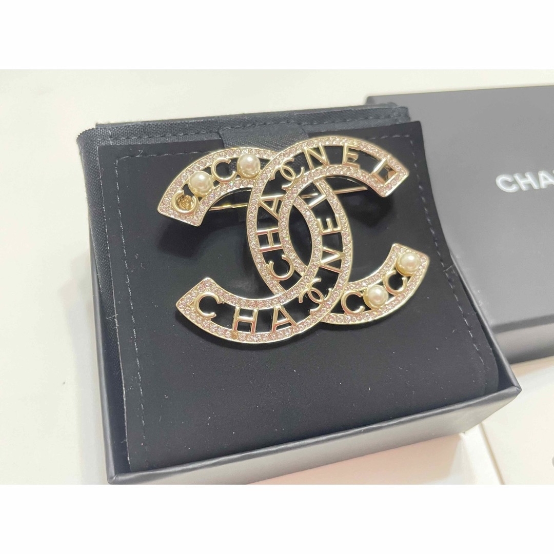 CHANEL(シャネル)のCHANEL シャネル　ココマーク　ブローチ　ゴールド　パール　新品　限定品 レディースのアクセサリー(ブローチ/コサージュ)の商品写真