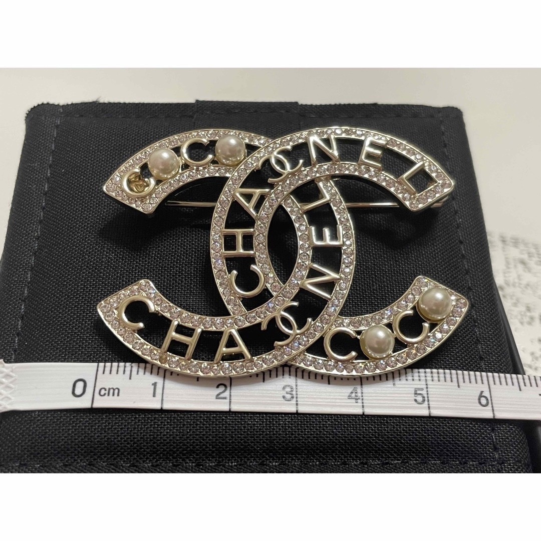 CHANEL(シャネル)のCHANEL シャネル　ココマーク　ブローチ　ゴールド　パール　新品　限定品 レディースのアクセサリー(ブローチ/コサージュ)の商品写真