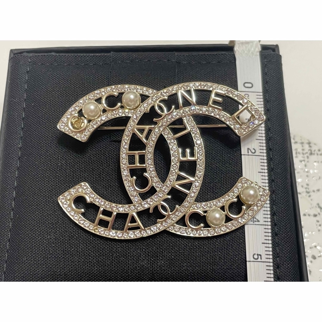 CHANEL(シャネル)のCHANEL シャネル　ココマーク　ブローチ　ゴールド　パール　新品　限定品 レディースのアクセサリー(ブローチ/コサージュ)の商品写真