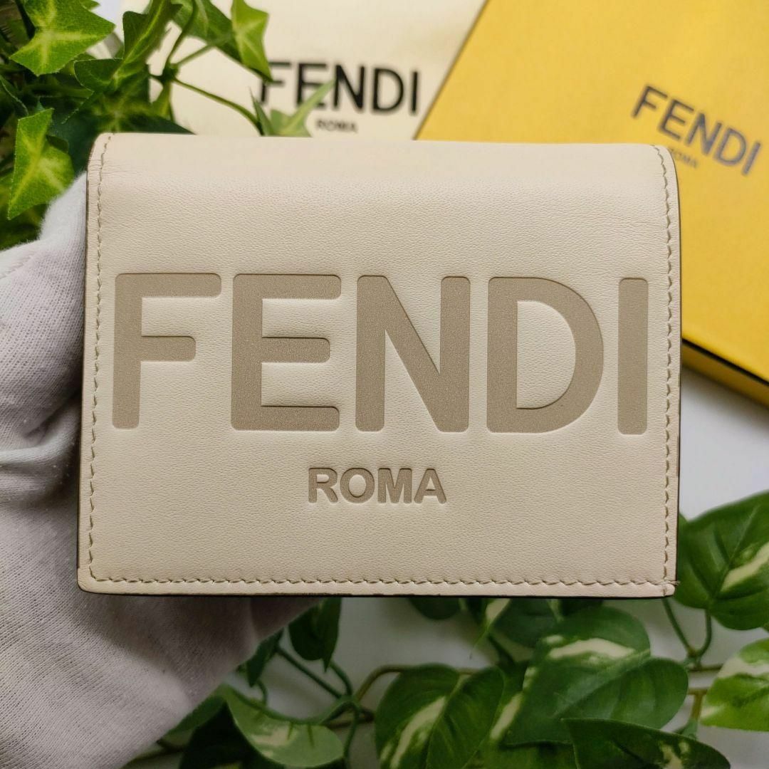 フェンディ　折り財布　ロゴ　ベージュ | フリマアプリ ラクマ