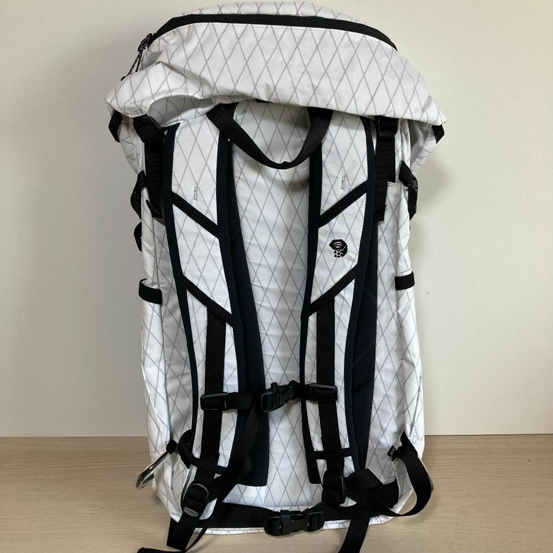 MOUNTAIN HARDWEAR(マウンテンハードウェア)のマウンテンハードウェア スクランブラー35 バックパック SMサイズ ホワイト メンズのバッグ(バッグパック/リュック)の商品写真