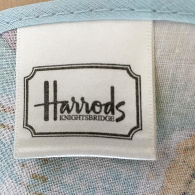 Harrods(ハロッズ)の未使用品‼︎Harrods☆スタイ キッズ/ベビー/マタニティのこども用ファッション小物(ベビースタイ/よだれかけ)の商品写真