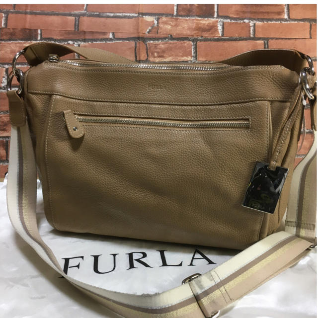 Furla(フルラ)の美品大きめ❤️FURLAフルラ ハンドバッグ クロスボディロングショルダー付属 レディースのバッグ(ショルダーバッグ)の商品写真