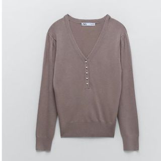 ザラ(ZARA)のZARA パールVネックニット　ベージュ　S(ニット/セーター)