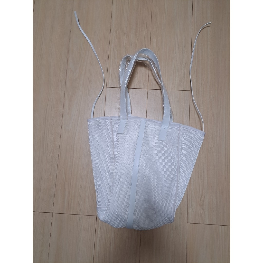q bag paris nest chaine　ホワイト レディースのバッグ(トートバッグ)の商品写真