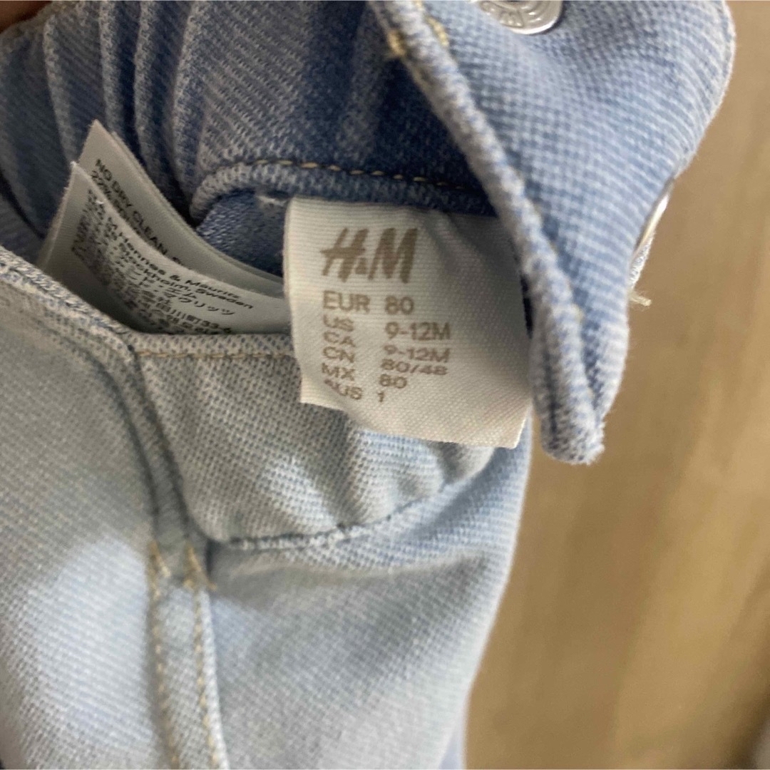 H&H(エイチアンドエイチ)のベビー キッズ デニム サロペット ロンパース 80 H&M キッズ/ベビー/マタニティのベビー服(~85cm)(ロンパース)の商品写真