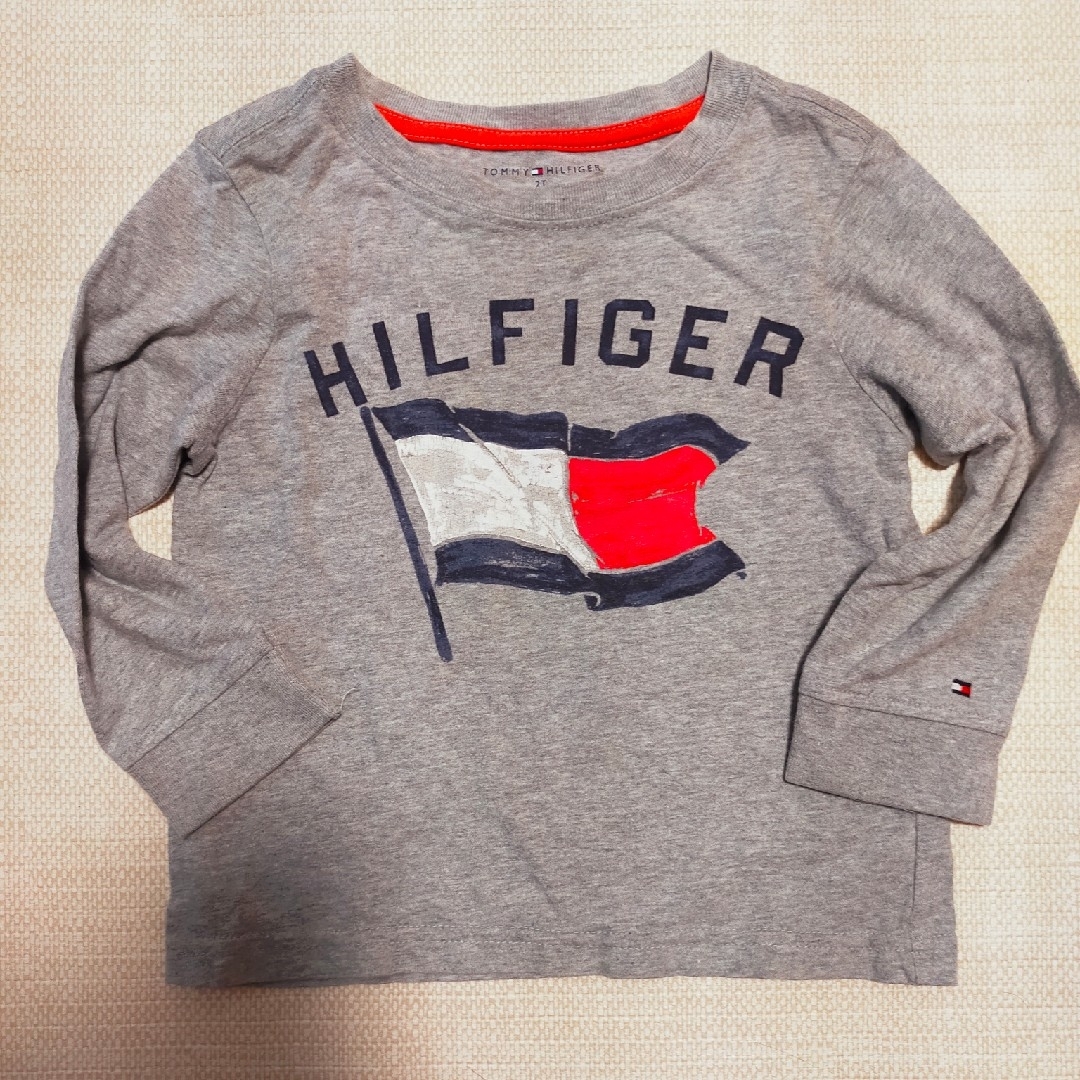 TOMMY HILFIGER(トミーヒルフィガー)のトミーヒルフィガー　ロンＴ　長袖　2T 2枚セット キッズ/ベビー/マタニティのキッズ服男の子用(90cm~)(Tシャツ/カットソー)の商品写真