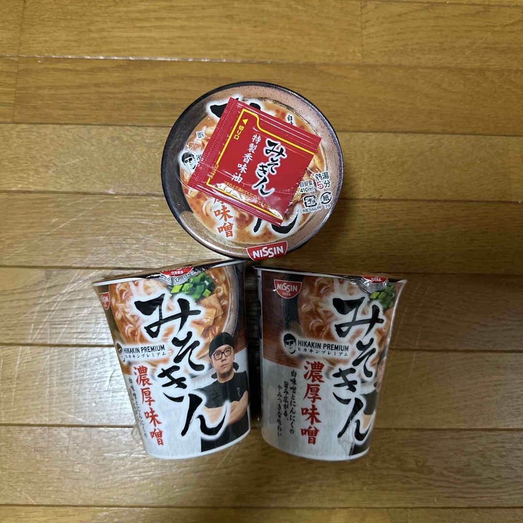 日清食品(ニッシンショクヒン)のみそきん　ヒカキンプロデュースカップ麺　3個 食品/飲料/酒の加工食品(インスタント食品)の商品写真