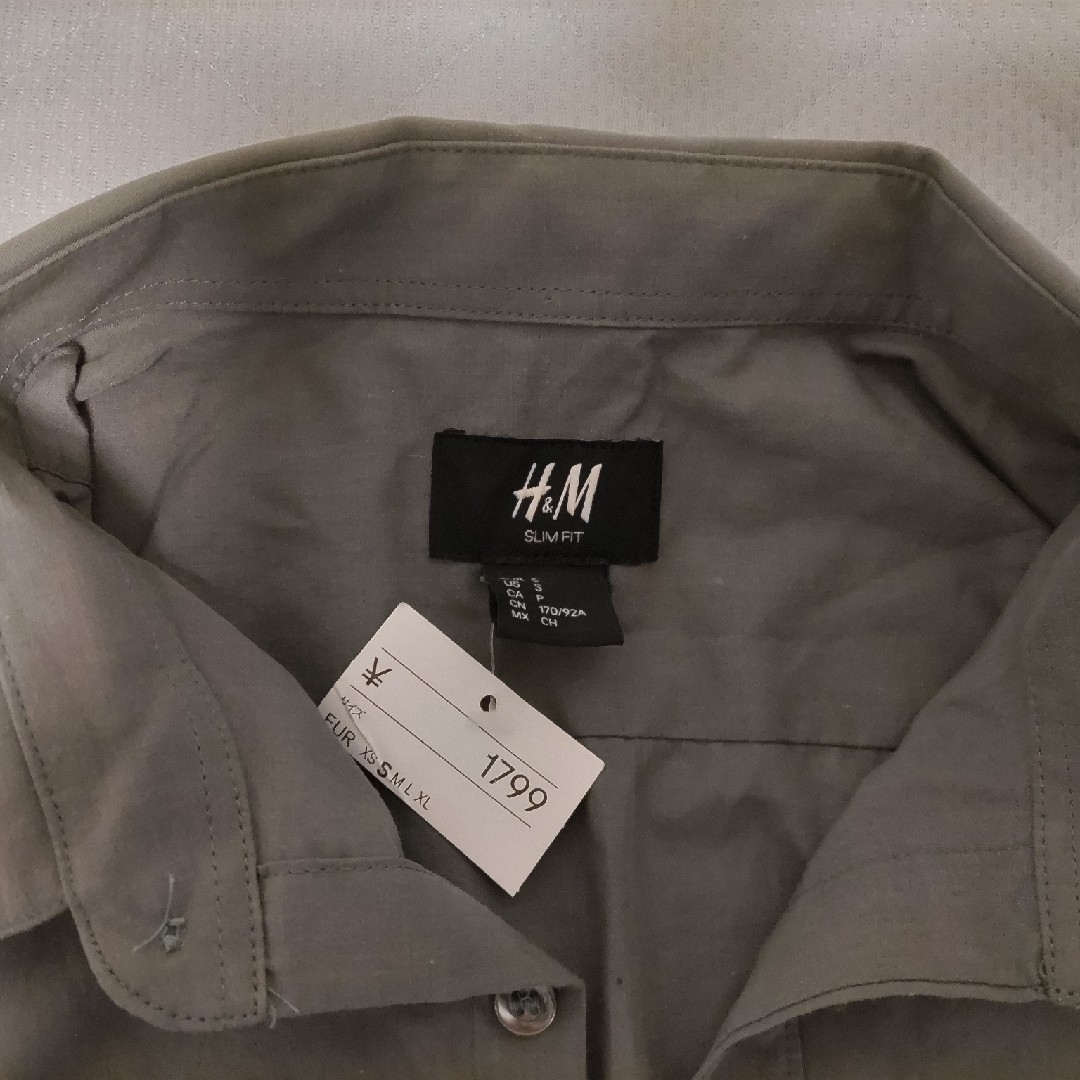 H&M(エイチアンドエム)の長袖シャツ（カーキ系） メンズのトップス(シャツ)の商品写真