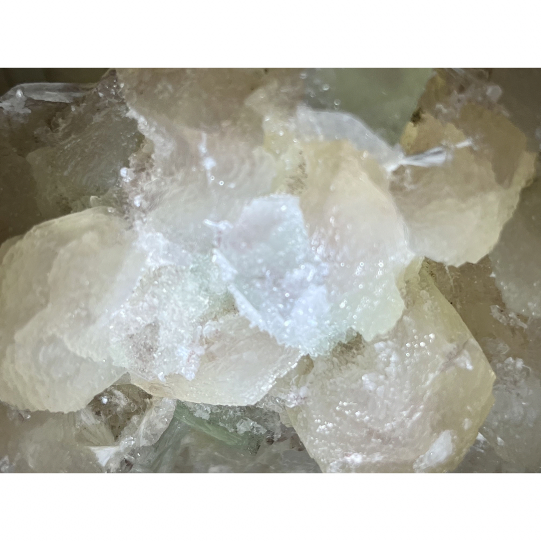 天使の水晶✨ グリーンアポフィライト 原石 魚眼石 スチルバイト 天使の水晶✨ グリーンアポフィライト 原石 魚眼石 スチルバイト