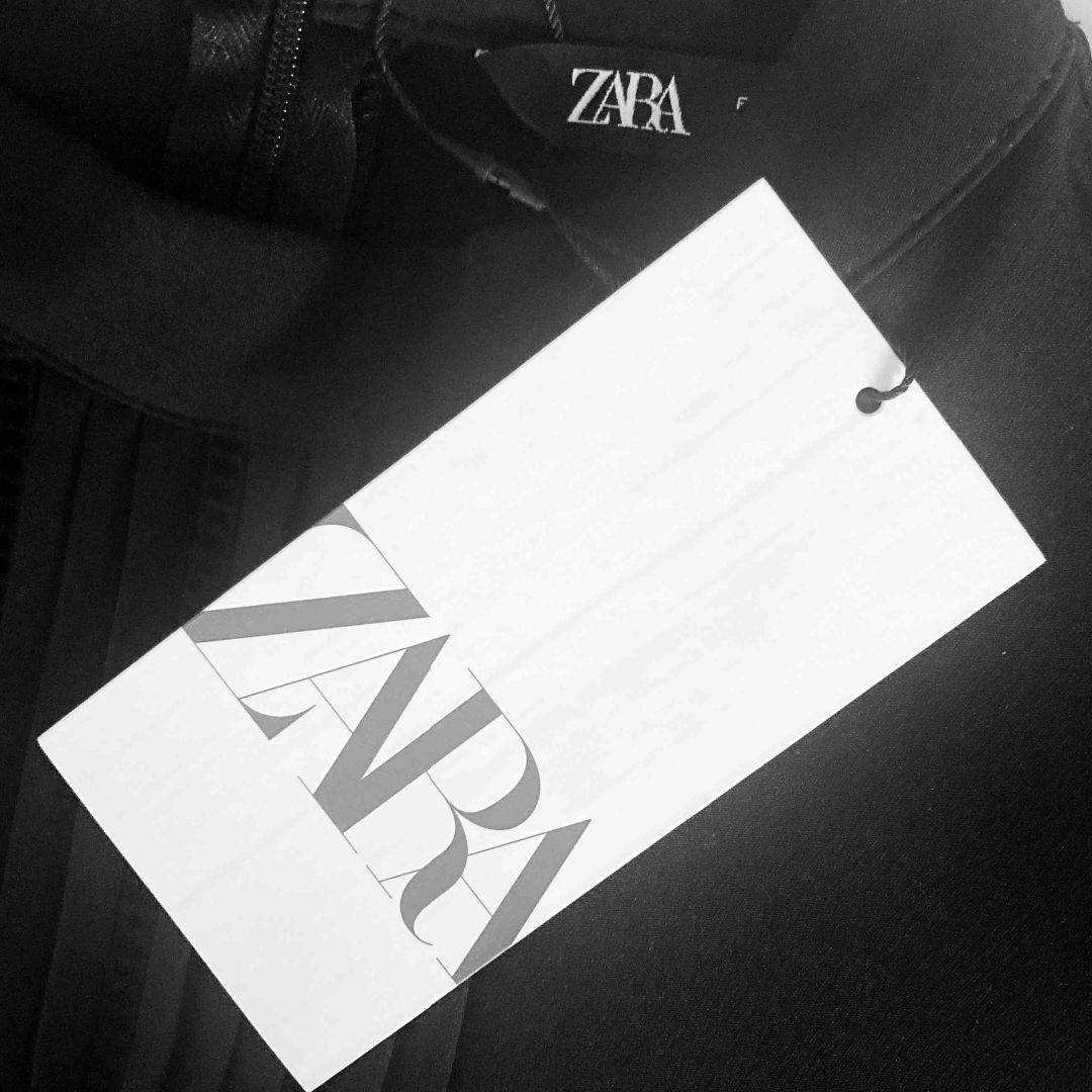 ZARA(ザラ)の新品【ザラ】ハイネックはしごレース裾フリルワンピース黒Mフォーマルにも レディースのワンピース(ひざ丈ワンピース)の商品写真