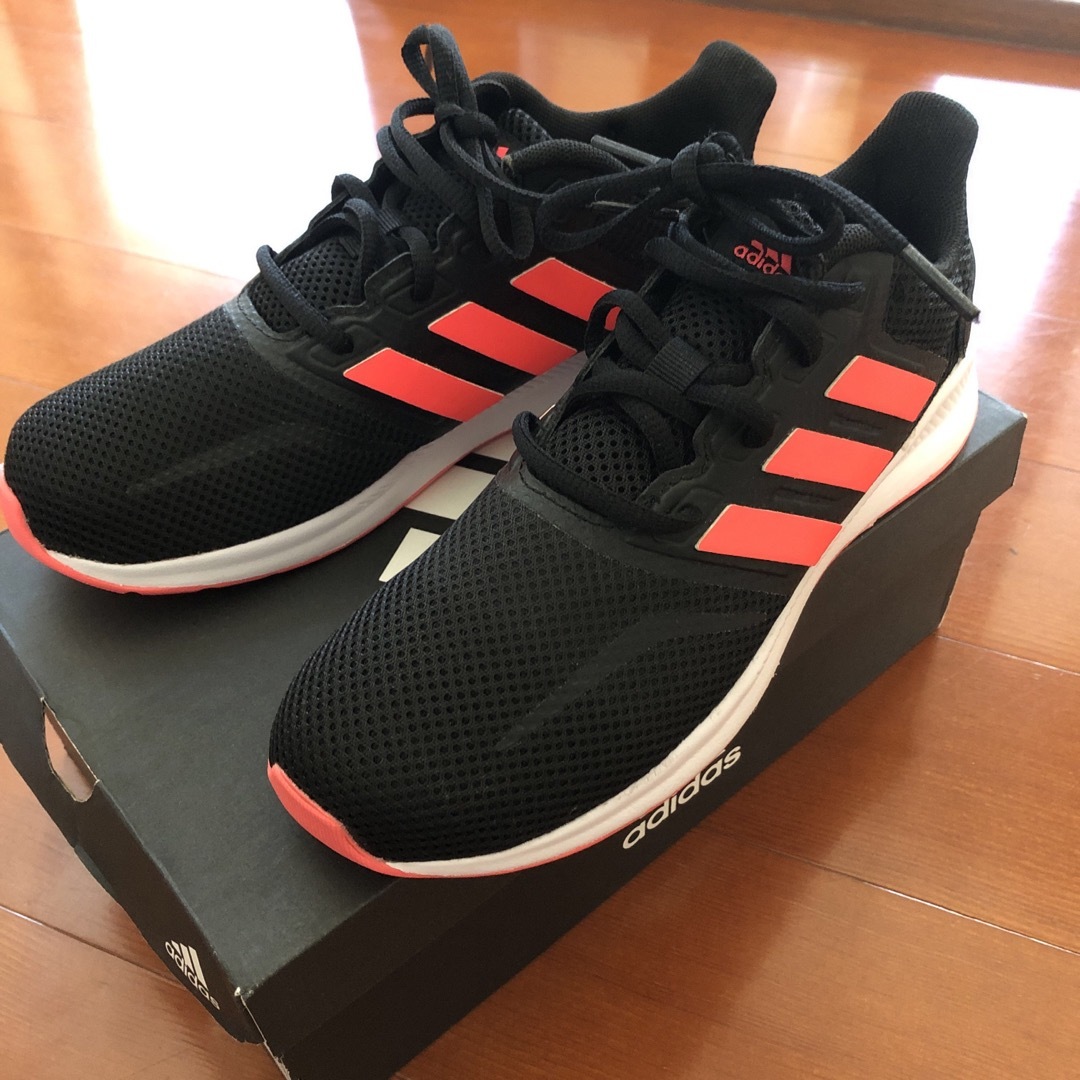 adidas(アディダス)の新品 adidas 21.5 キッズ/ベビー/マタニティのキッズ靴/シューズ(15cm~)(スニーカー)の商品写真