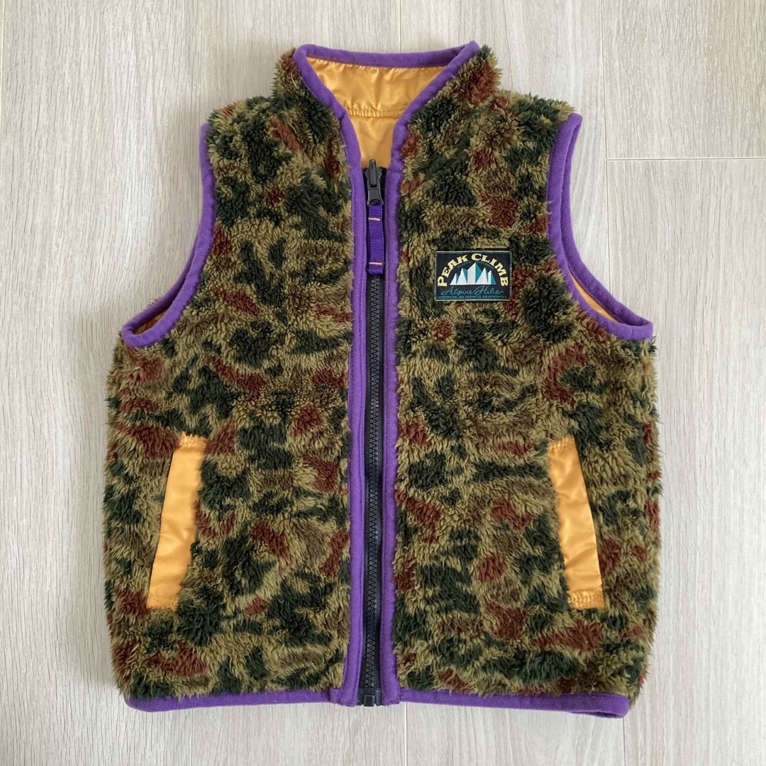 F.O.KIDS(エフオーキッズ)のF.O.KIDS エフ・オー・キッズ　リバーシブル　ボア　ベスト　迷彩　120㎝ キッズ/ベビー/マタニティのキッズ服男の子用(90cm~)(ジャケット/上着)の商品写真