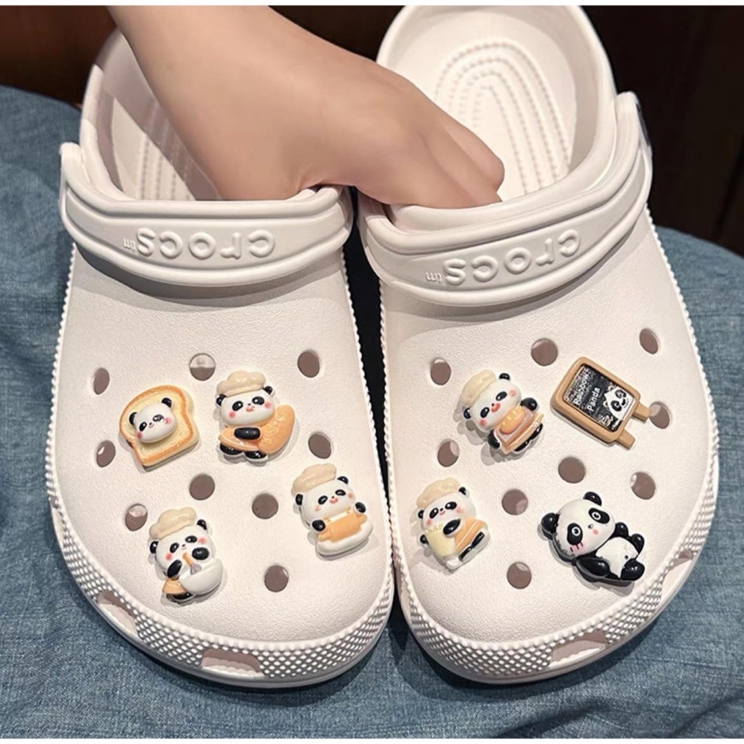 crocs(クロックス)のパンダ　ジビッツ　8個セット エンタメ/ホビーのおもちゃ/ぬいぐるみ(キャラクターグッズ)の商品写真