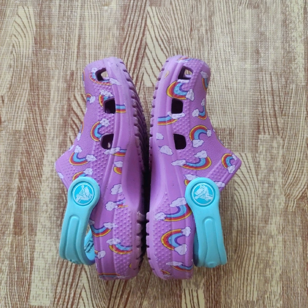 crocs(クロックス)のcrocs クロックス 虹 レインボー サンダル 15.5cm キッズ/ベビー/マタニティのベビー靴/シューズ(~14cm)(サンダル)の商品写真