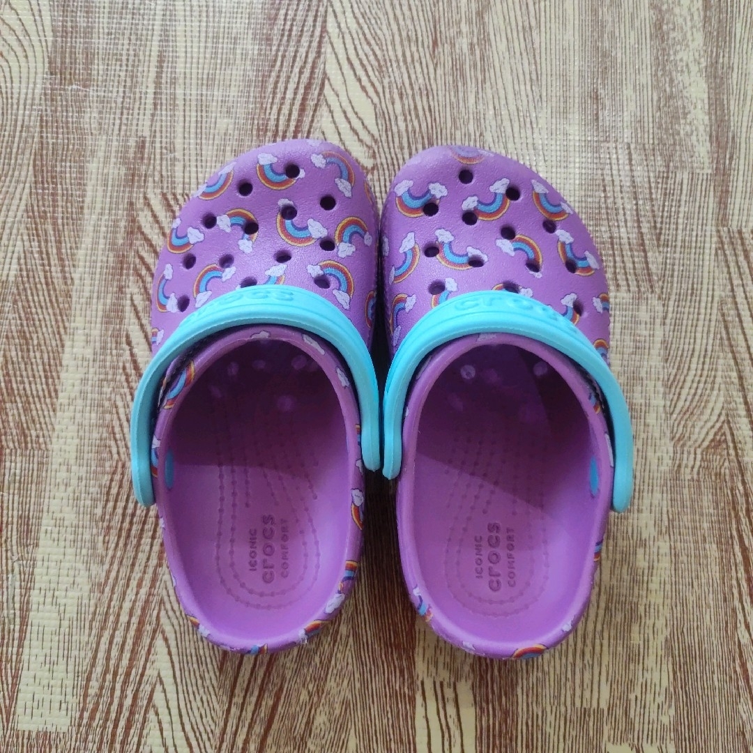 crocs(クロックス)のcrocs クロックス 虹 レインボー サンダル 15.5cm キッズ/ベビー/マタニティのベビー靴/シューズ(~14cm)(サンダル)の商品写真