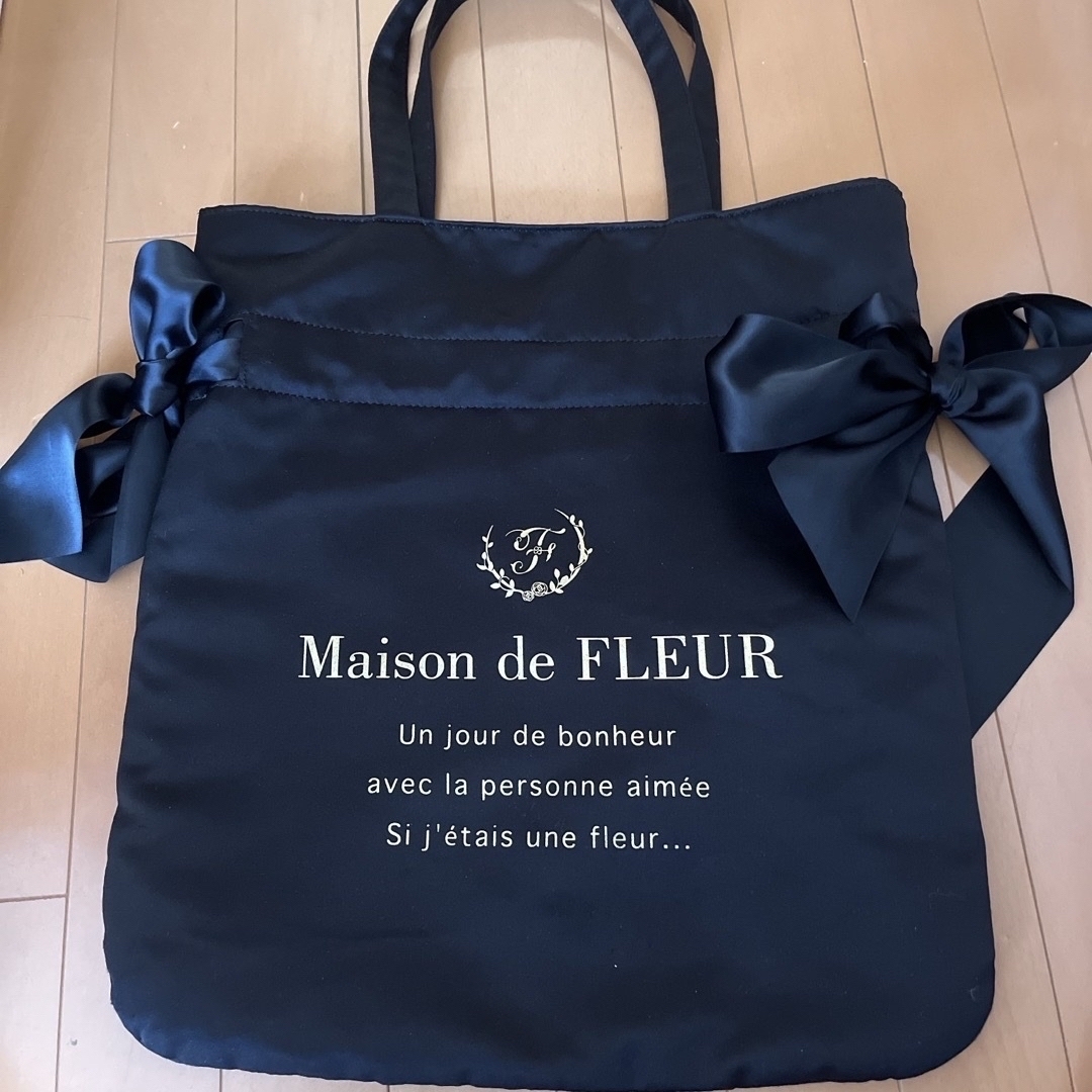 Maison de FLEUR(メゾンドフルール)のMaison de FLEUR ダブルリボンギャザートートバッグ ブラック レディースのバッグ(トートバッグ)の商品写真