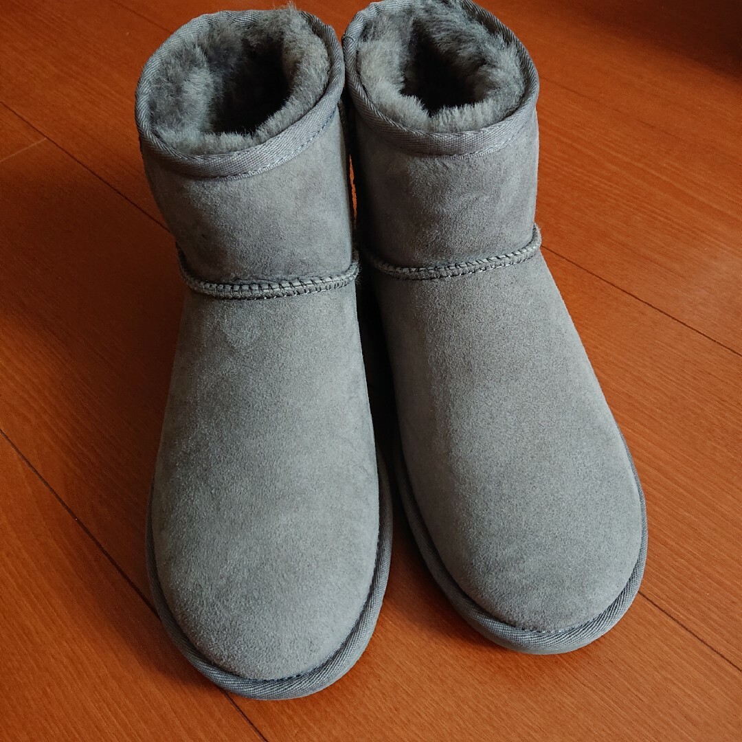 雑誌などで活躍中の人気 未使用 UGG アグ クラッシックミニ ブーツ