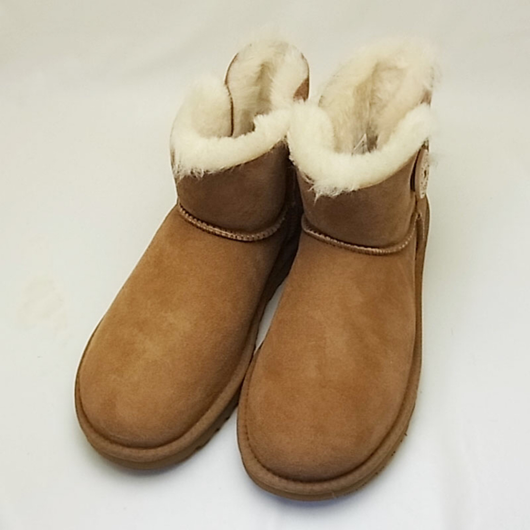 UGG(アグ)の新品 アグ MINI BAILEY BUTTON Ⅱ チェスナット 22.0cm レディースの靴/シューズ(ブーツ)の商品写真