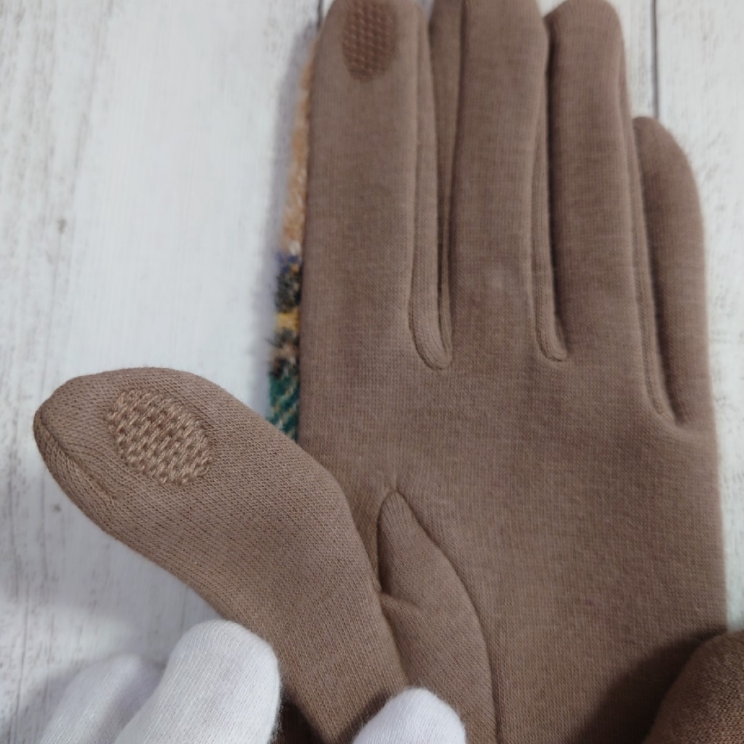 レディース 手袋 チェック　裏起毛 暖かい  ストレッチ　スマホ　ベージュ レディースのファッション小物(手袋)の商品写真
